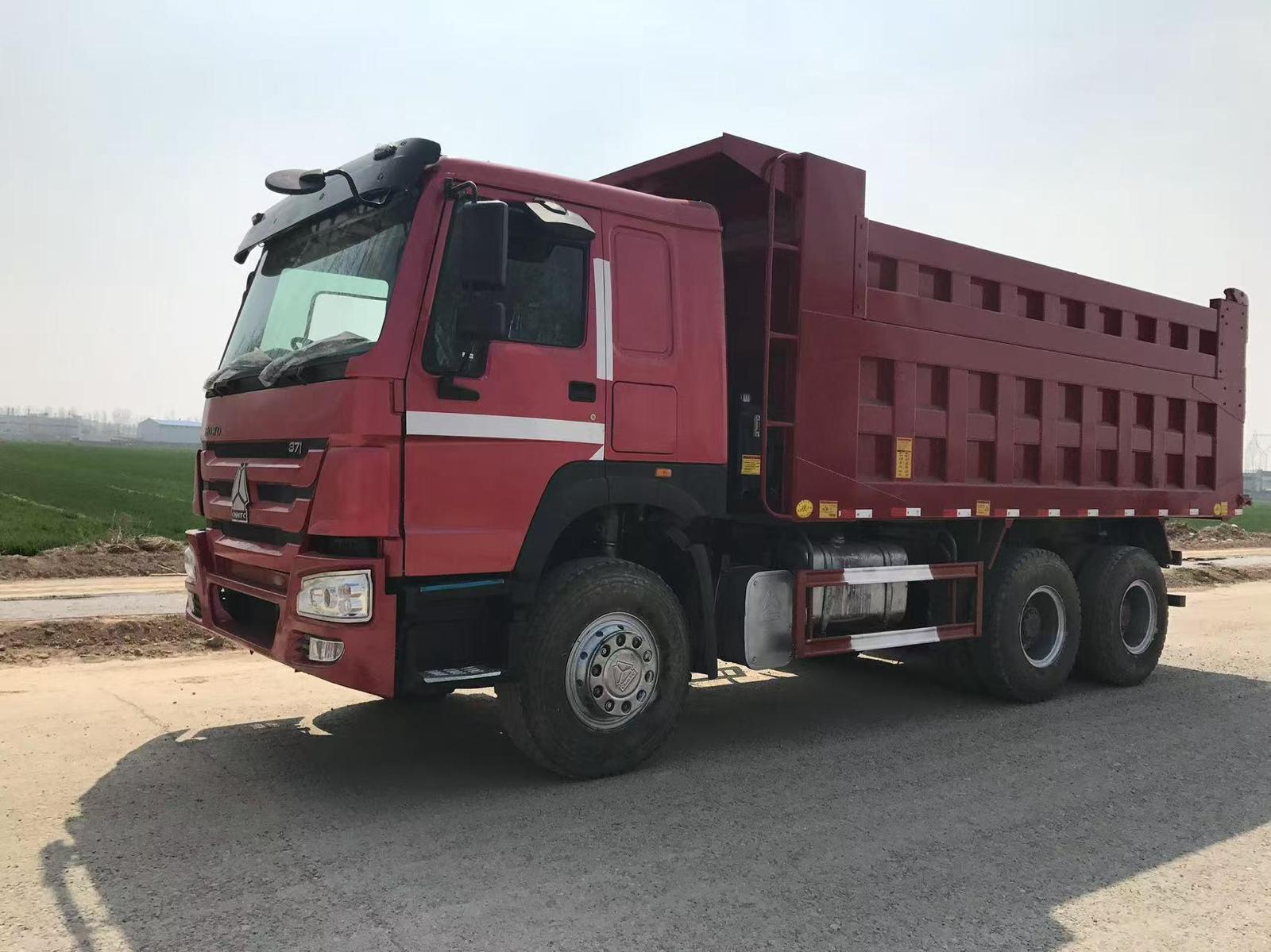 Heavy dump truck for material haulage
